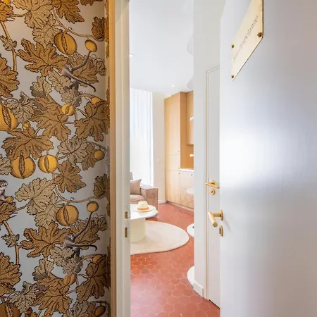 La Pampelonne Place Des Lices * Сен-Тропе